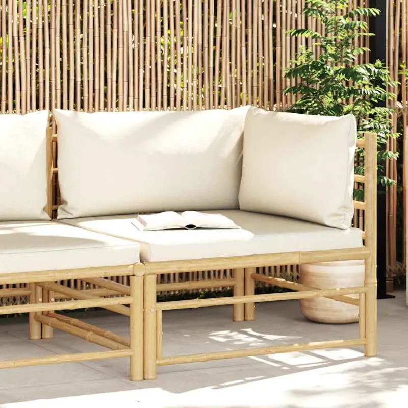 Kampinė sodo sofa su kreminėmis pagalvėlėmis, bambukas