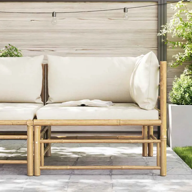 Kampinė sodo sofa su kreminėmis pagalvėlėmis, bambukas