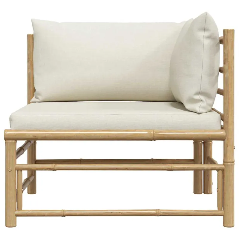 Kampinė sodo sofa su kreminėmis pagalvėlėmis, bambukas