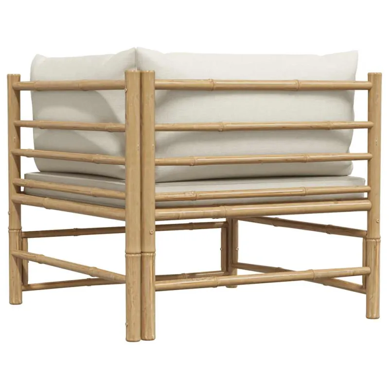 Kampinė sodo sofa su kreminėmis pagalvėlėmis, bambukas