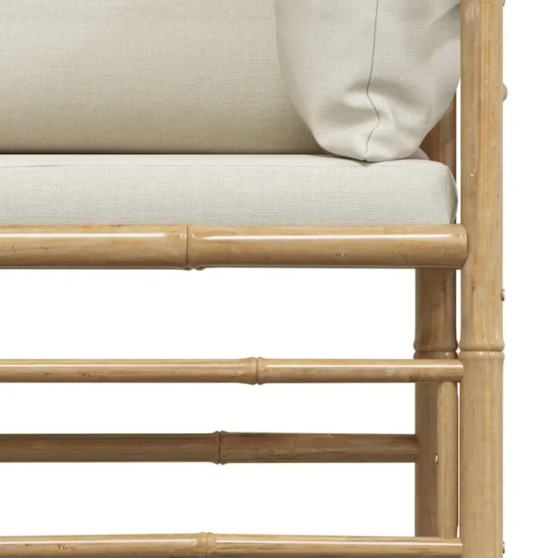 Kampinė sodo sofa su kreminėmis pagalvėlėmis, bambukas