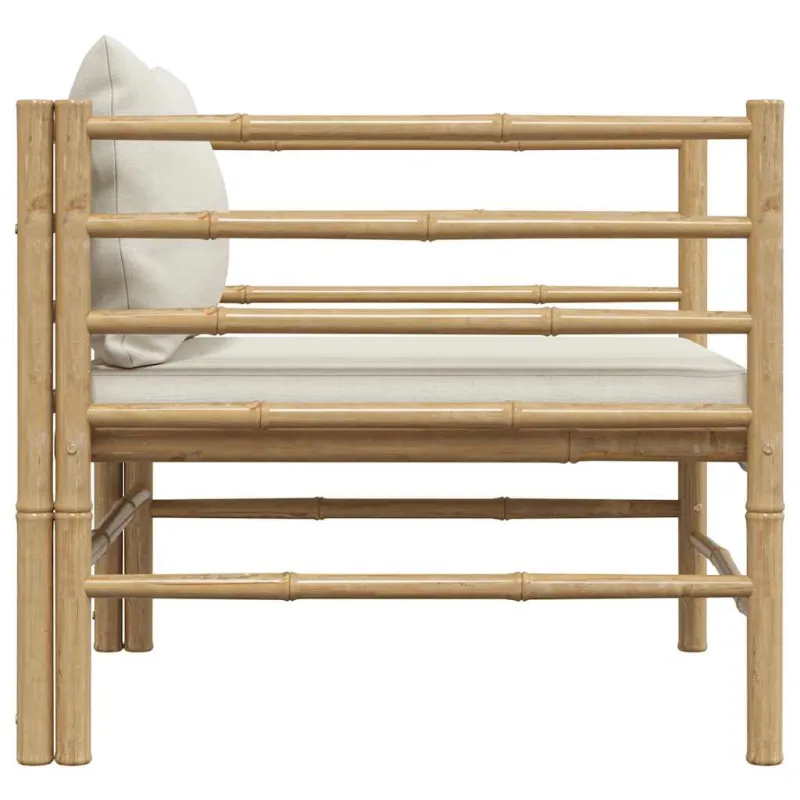Sodo sofa su kreminėmis pagalvėlėmis, bambukas