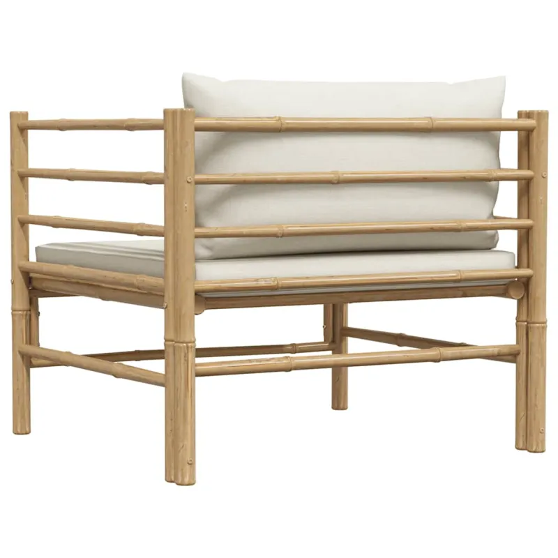 Sodo sofa su kreminėmis pagalvėlėmis, bambukas