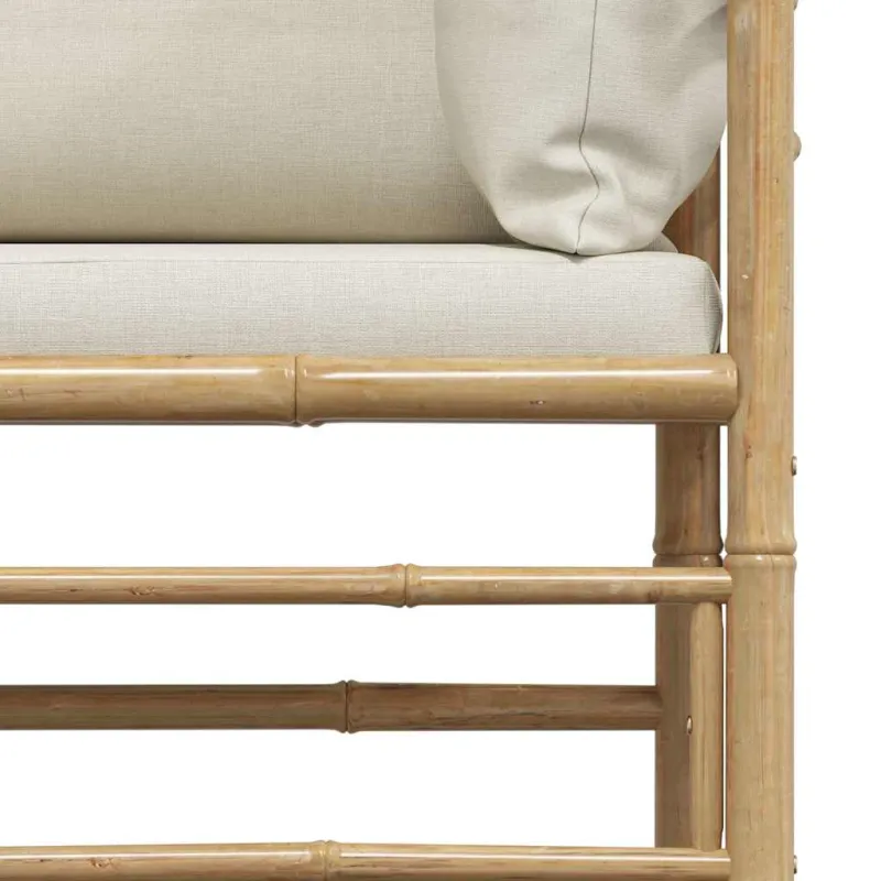 Sodo sofa su kreminėmis pagalvėlėmis, bambukas