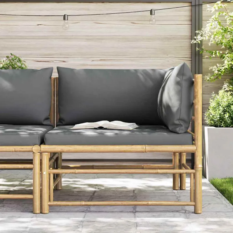 Kampinė sodo sofa su tamsiai pilkomis pagalvėlėmis, bambukas