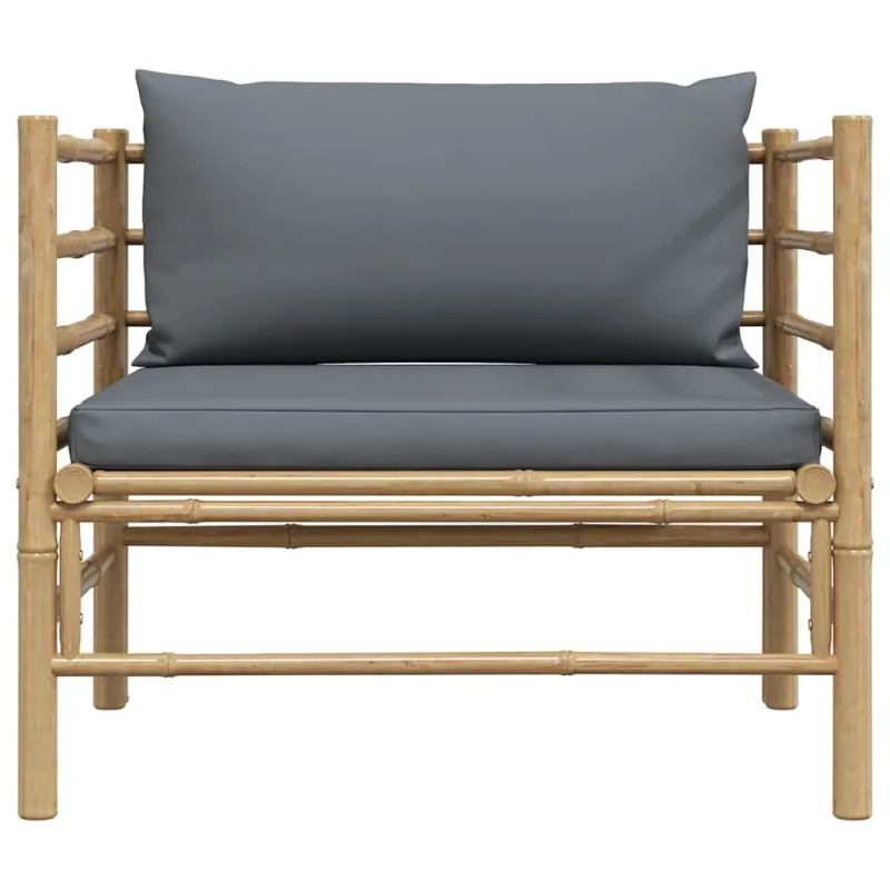 Sodo sofa su tamsiai pilkomis pagalvėlėmis, bambukas