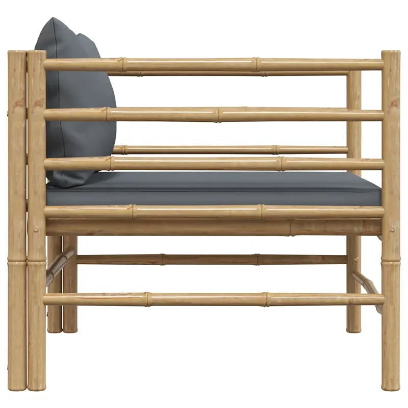 Sodo sofa su tamsiai pilkomis pagalvėlėmis, bambukas