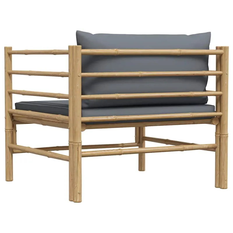 Sodo sofa su tamsiai pilkomis pagalvėlėmis, bambukas