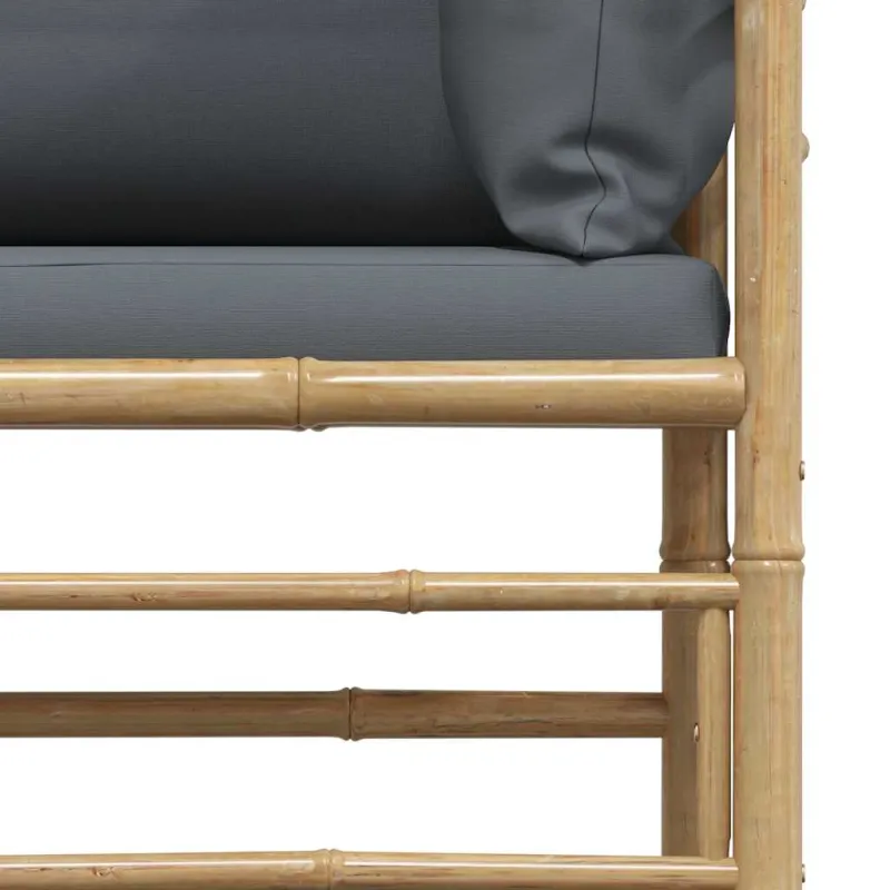 Sodo sofa su tamsiai pilkomis pagalvėlėmis, bambukas