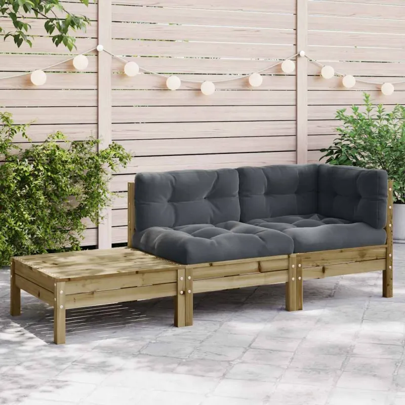 Sodo sofa su pagalvėlėmis ir pakoja, impregnuota pušies mediena