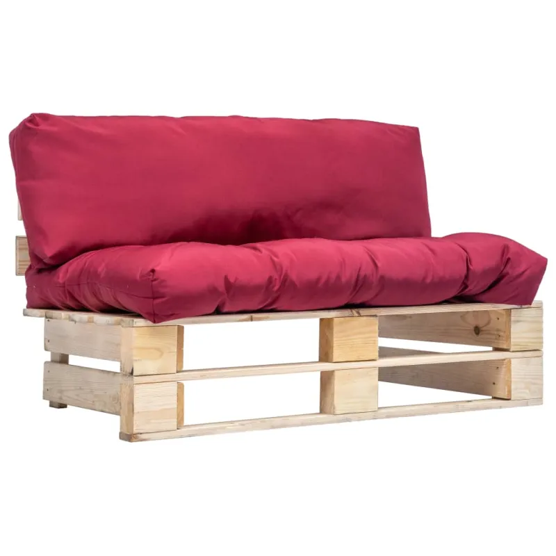Sodo sofa iš palečių su raudonomis pagalvėlėmis, pušies mediena