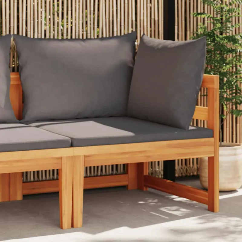 Kampinė sofa su tamsiai pilkomis pagalvėlėmis, akacijos masyvas